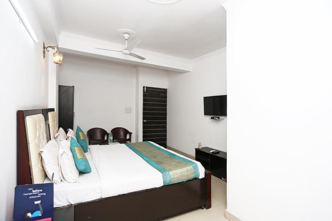 Hotel Oyo 8253 Golden Heights Nowe Delhi Zewnętrze zdjęcie